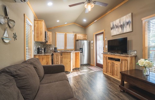 Royal Cottage | Lake House Cottage at Safe Harbor Brady Mountain on Lake Ouachita!