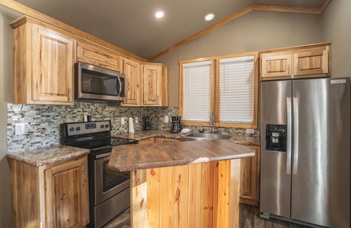 Royal Cottage | Lake House Cottage at Safe Harbor Brady Mountain on Lake Ouachita!