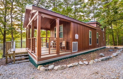 Royal Cottage | Lake House Cottage at Safe Harbor Brady Mountain on Lake Ouachita!