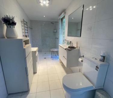 Brightwaters House | Lake House Escape - Lake Front Couples Retreat!