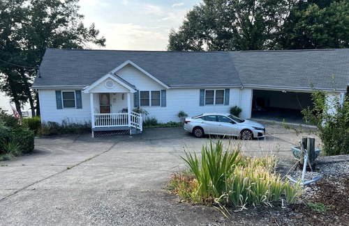 Piney Flats House | Lake House Getaway! 4-bedroom house on Boone Lake near JC with AC, WiFi, Dock