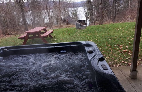 Mauricie Ski Chalet | Lake House in Lac-Aux-Sables, access to lake, 4 seasons jacuzzi