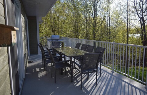 Mauricie Ski Chalet | Lake House in Lac-Aux-Sables, access to lake, 4 seasons jacuzzi