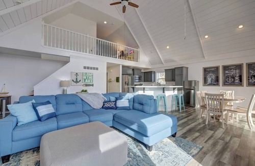 Unionville House | Lake House kid-friendly, arcade room, bunk beds, trampoline, firepit, large deck
