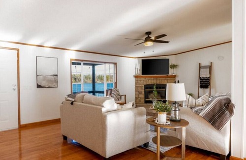 Decatur House | Lake House · Lakeside Escape Top Bass Fishing