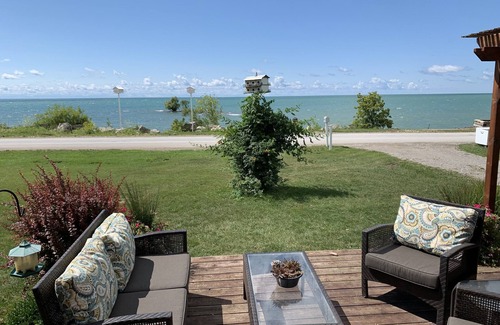 Hamilton House | Lake House on Lake Erie with Private Beach