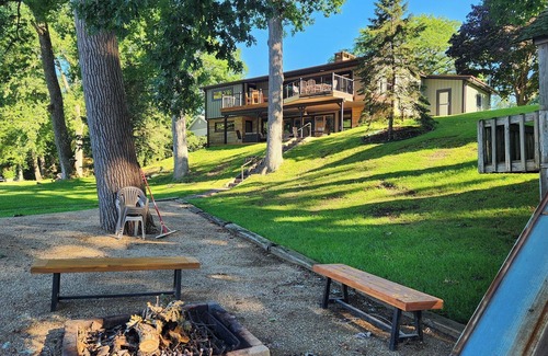 Coldwater House | Lake House Rental - NR Pontoon Optional
