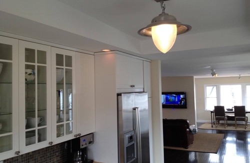 Round Lake House | Lake House Retreat with Hot Tub,Kyak,SUP near Great Lakes Naval & Great America