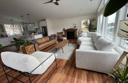 Youbou House | Lake House Retreat - includes boat slip!