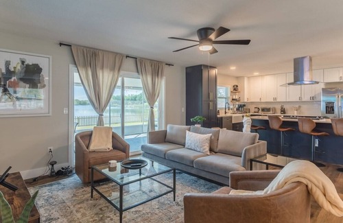 Orlando House | Lake House Retreat Near Downtown, Disney, Universal Studios and Airport