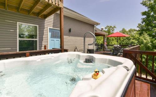 Lampe House | Lake House Retreat - Private Hot Tub