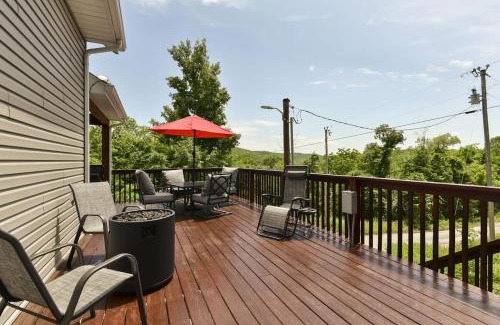 Lampe House | Lake House Retreat - Private Hot Tub