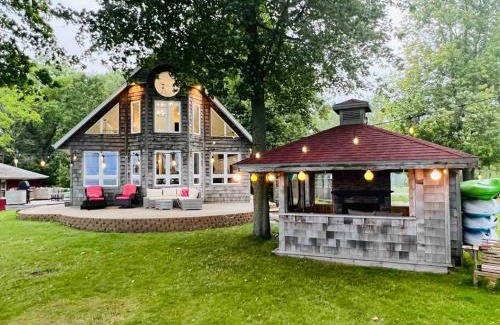 Little Suamico Villa | Lake House Retreat on the Bay!