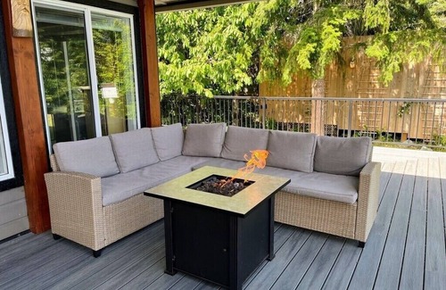 Salmon Arm Cottage | Lake House Retreat - Waterfront!