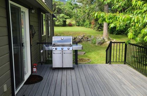 Salmon Arm Cottage | Lake House Retreat - Waterfront!
