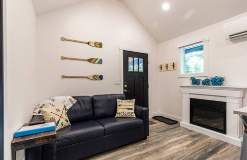 Leavenworth House | "Lake House" tiny cabin near Lake Wenatchee with HOT TUB