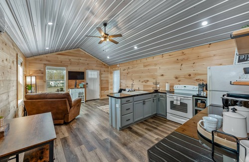 Groveoak House | Lake House with 32' Boat Garage, No-Stairs Entrance, Wi-Fi