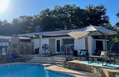 Garland House | Lake house with a private pool near Lake Ray Hubbard and Downtown Dallas