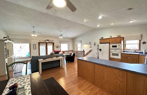 Moravia House | Lake House with a private trail to the beach!
