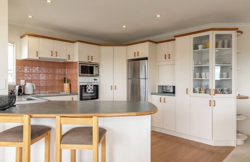 Wharewaka House | Lake house with panoramic view