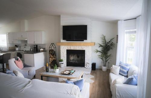 Silver Sands House | Lake Isle Lakehouse - Private Beach - Ice Fishing