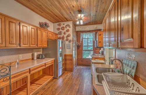 Lake Junaluska House | Lake Junaluska 14 Bedroom Inn, Perfect for Reunions, Retreats, Weddings & More!