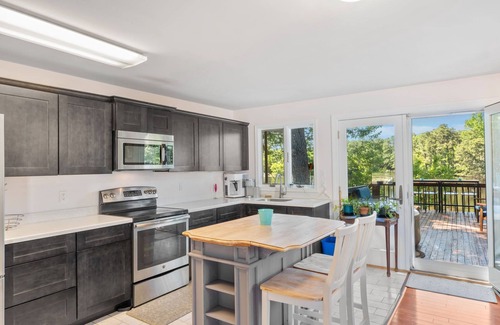 Mays Landing Cottage | Lake & Kayaks w Hot Tub - 20 Mins to Beaches!