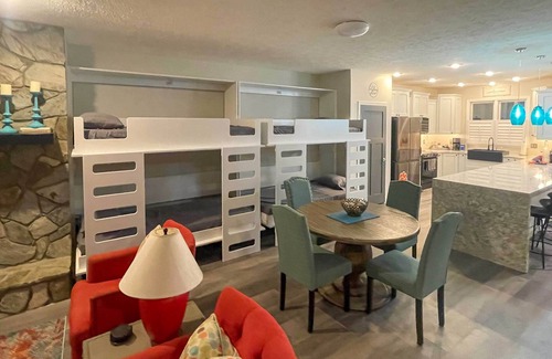 Salem Condo | Lake Keowee Resort Condo w/Balcony & Pool Access!