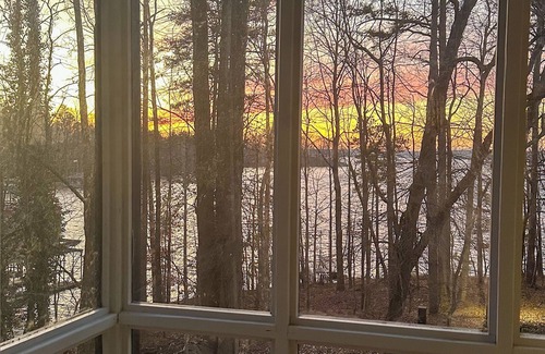 Flowery Branch House | "Lake Lanier" Charming 1-bed house. Dock Access and Amazing Lake View! Private!