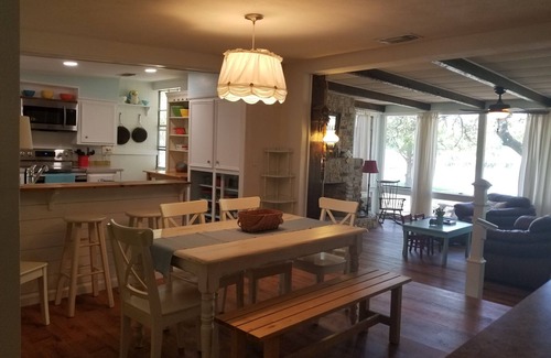 Kingsland Cottage | Lake LBJ - 4 king beds + air mattresses. Rent weekly Mon-Mon get 2 free nights