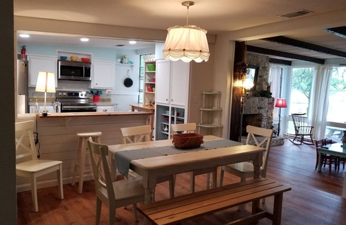 Kingsland Cottage | Lake LBJ - 4 king beds + air mattresses. Rent weekly Mon-Mon get 2 free nights