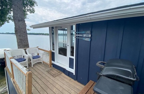 Alexandria Cabin | Lake Le Homme Dieu Cozy cabin at the water's edge!