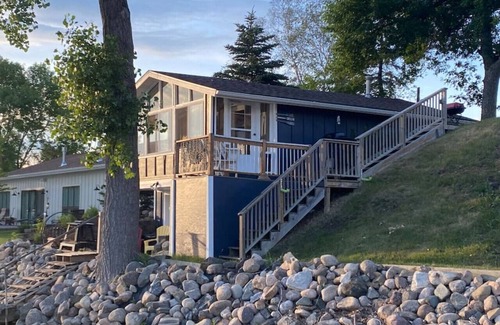 Alexandria Cabin | Lake Le Homme Dieu Cozy cabin at the water's edge!