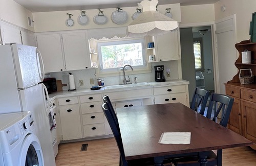 Lake Leelanau House | Lake Leelanau Cape Cod -Family Friendly-Wine Country -Pet friendly-
