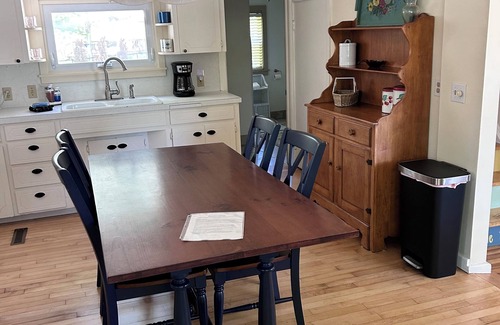 Lake Leelanau House | Lake Leelanau Cape Cod -Family Friendly-Wine Country -Pet friendly-