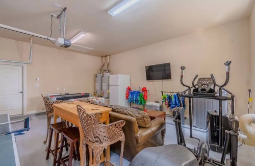 Hickory Creek House | Lake Lewisville Family Getaway-Lake Toys, HotTub, Mini Golf, Theater, Kids Room!