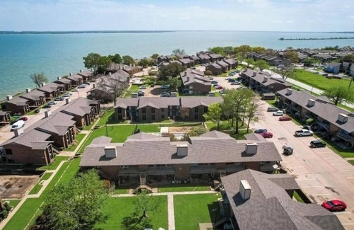 Garland Condo | Lake life 1-bedroom,1-bath condo in peaceful Garland TX