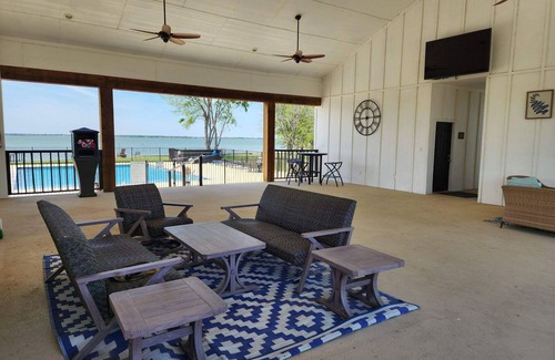 Kerens RV Rental | Lake Life 145 @ Peninsula Point