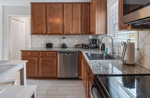 Acworth Apartment | Lake Life A - 2 Bdrm Sleeps 4 | 5 Min Walk to Beach & Dwntwn Acworth | 10 Min to Lake Point Sports