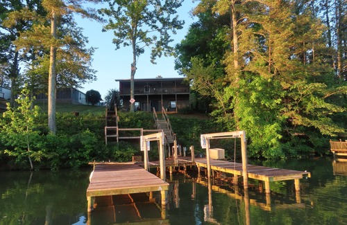 Gaylesville House | Lake life at its best. Lots of options for activities. Very pet friendly!