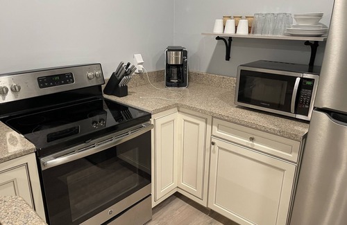 Douglas House | Lake Life Bungalow w/pool & 3 Kayaks in Baymeadows Estates - Great Fishing!