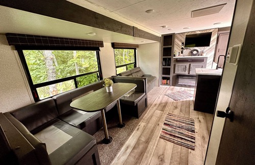 Moe House | Lake Life- Easy & Comfortable in this Cozy 2-bedroom RV with WiFi & AC