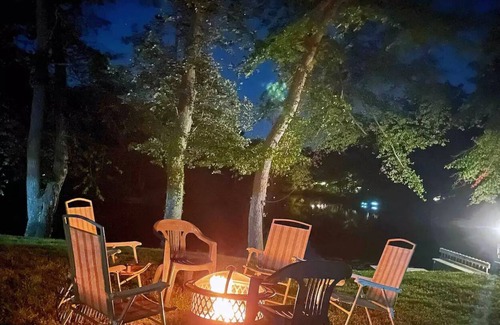 Medford Cabin | LAKE LIFE! Fishing/Kayak/Firepit/PizzaOven/Deck!