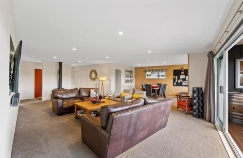 Kinloch House | Lake Life Kinloch - Taupo Holiday Home
