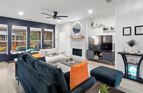 Seven Coves House | Lake life on the Shoreline - Sleeps 9 Guests and w/Pool and PS5