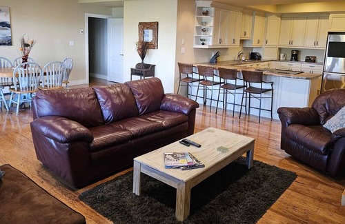 Twin Bay Apartment | Lake Living at its' best!