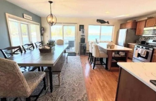 Middleton House | Lake Living, sit back and relax!
