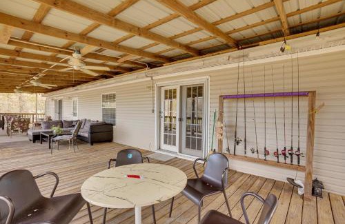 Oakhurst House | Lake Livingston Home with Dock and Deck!