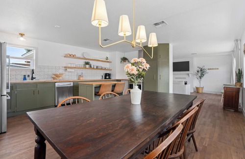 Chelan House | Lake & Lounge - Mid Century - Cozy 3 beds - Walk to Town, Putting Green, Pets