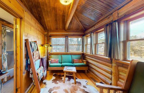 Eureka Springs House | Lake Lucerne - Treehouse Cabin #01